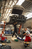 リフトアップすれば足回りの整備もラクに行えます